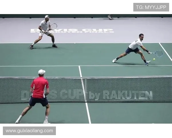 赛后分析:北京网球队与深圳网球队在比赛中的灵活战术对比 赛后分析:北京网球队与深圳网球队在比赛中的灵活战术对比